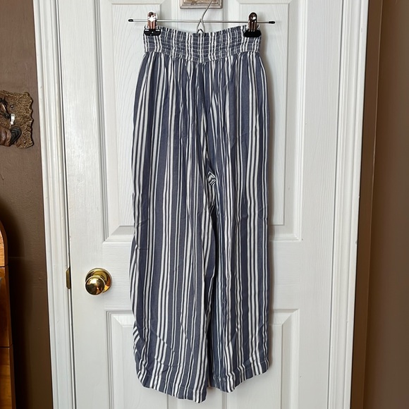 Hollister 2 Piece Set - Picture 2 of 7